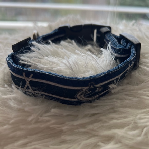 NHL Canucks DOG collar - Size SMALL - Picture 1 of 7